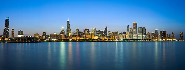 Chicago Skyline Panorama in der Abenddämmerung – Foto