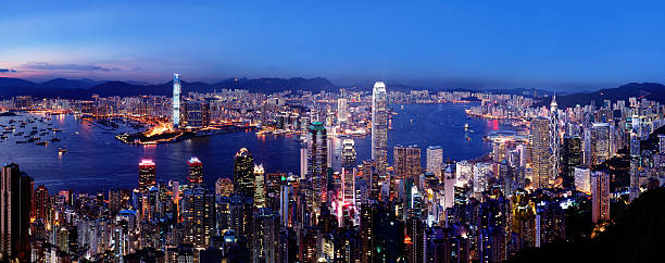 hong kong i kowloon w nocy - hong kong sky blue bay zdjęcia i obrazy z banku zdjęć