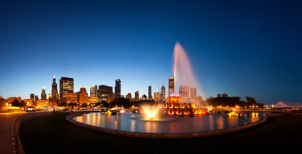 Chicago Buckingham Fountain und die Skyline in der Dämmerung – Foto