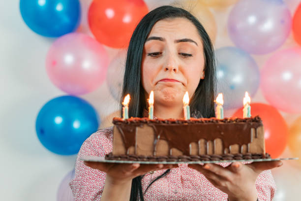 mujer joven decepcionada con pastel de cumpleaños - cake old fashioned gift women fotografías e imágenes de stock