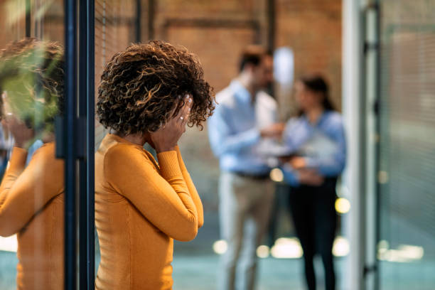 der versuch, sich aus dem untergang und der düsternis zu ziehen - frustration office worker women business stock-fotos und bilder