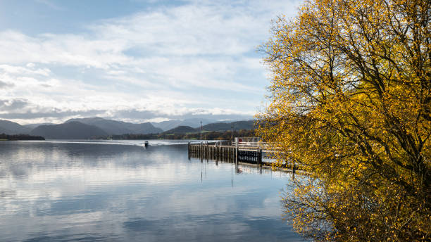 piękny jesienny krajobraz ullswater i okolicznych gór i wzgórz oglądanych z hallin fell w ostry zimny poranek z majestatycznym sunlgiht na zboczach - sunlgiht zdjęcia i obrazy z banku zdjęć