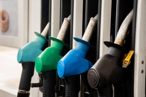 diverse pompe di benzina su una stazione di servizio. concetto di prezzi dei carburanti a benzina - pompa daria foto e immagini stock