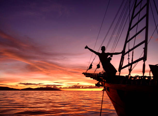 passeio de barco ao pôr do sol - moody sky water sport passenger craft scenics - fotografias e filmes do acervo