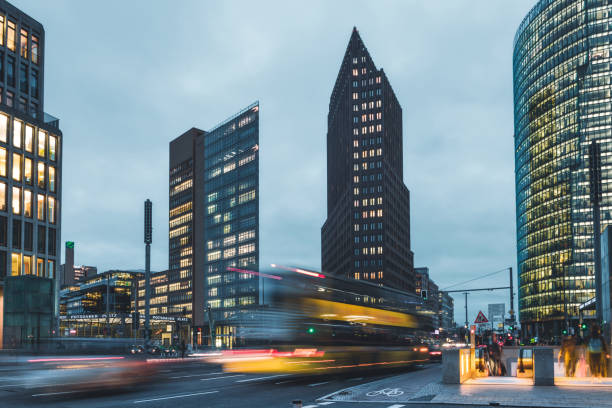 luci della città di potsdamer platz a berlino all'ora serale - berlin germany architecture stoplight contemporary foto e immagini stock