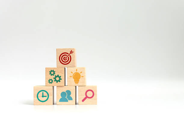 비즈니스 전략 및 실행 계획의 개념. 흰색 배경에 아이콘이 있는 나무 큐브 블록 스태킹 - performance business ladder of success ideas 뉴스 사진 이미지