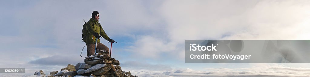 Альпинист с ледорубами на горного саммита, над облаками - Стоковые фото Любоваться видом роялти-фри