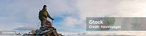 Альпинист С Ледорубами На Горного Саммита Над Облаками — стоковые фотографии и другие картинки Любоваться видом