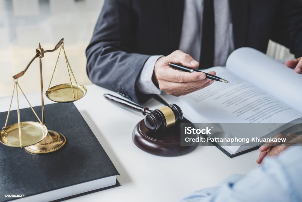 Consulta y conferencia de abogados masculinos y empresaria profesional trabajando y discutiendo teniendo en el bufete de abogados en el cargo. Conceptos de ley, juez gavel con escalas de justicia - Foto de stock de Abogado libre de derechos