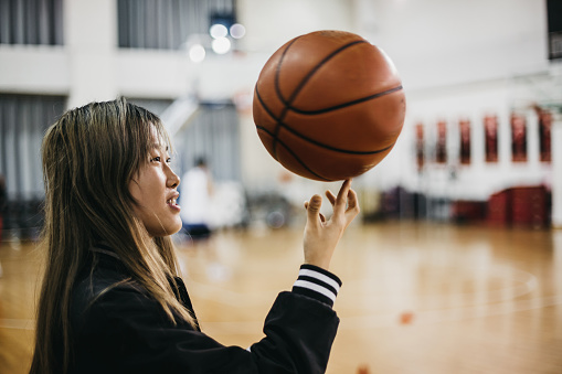 Joven china jugador a baloncesto photo