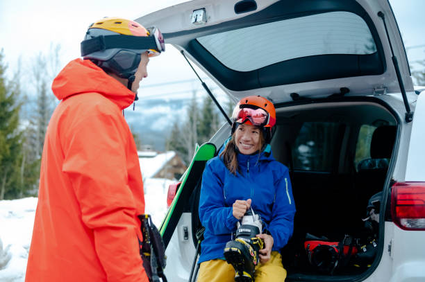 istock Couple getting ready for skiing from their car 1202070218