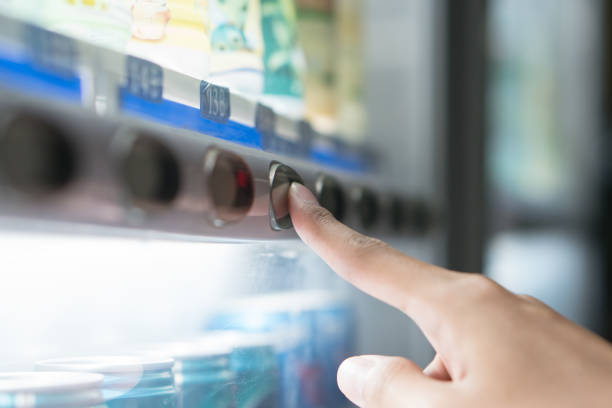 pulse el botón de presión del dedo en la máquina expendedora - vending machine fotos fotografías e imágenes de stock
