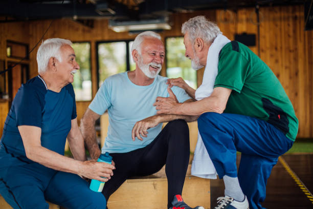 ヨガトレーニング後に話す高齢者のグループ - health club social gathering exercising sport ストックフォトと画像