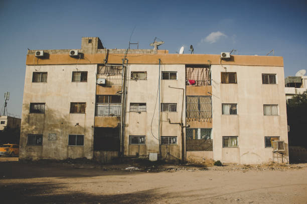 povero edificio sporco ghetto baraccopoli città del medio oriente siriano pericolosa regione di guerra - barracks foto e immagini stock