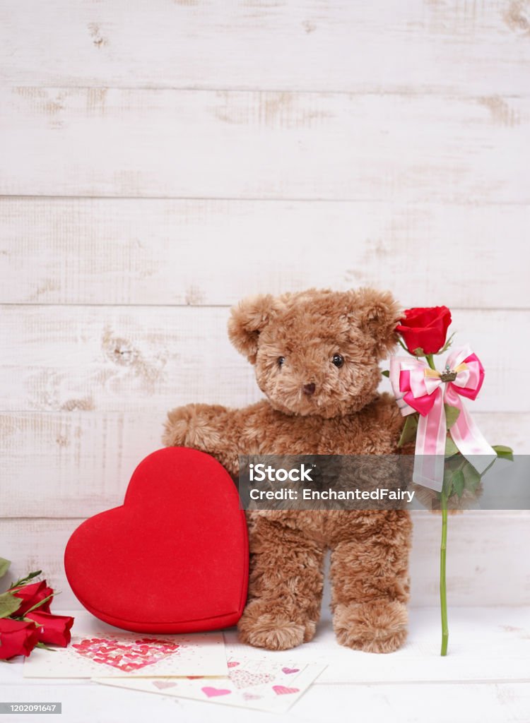 Photo Libre De Droit De Joyeux Anniversaire Un Ours De Nounours Retenant Une Belle Rose Rouge Avec Une Boite Rouge De Coeur De Chocolat Pour Le Cadeau Danniversaire Mise Au Point Douce Photo Libre De Droit De Joyeux Anniversaire Un Ours De Nounours Retenant Une Belle Rose Rouge Avec Une Boite Rouge De Coeur De Chocolat Pour Le Cadeau Danniversaire Mise Au Point Douce