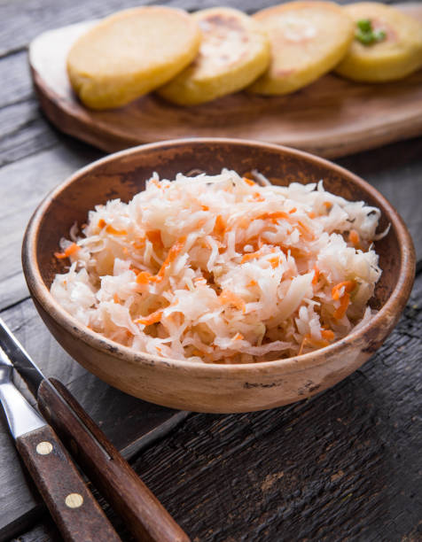 curtido - leicht fermentierter kohlgenuss mit pupusa. typisch für die salvadorianische küche und die mittelamerikanischen länder - sauerkraut salad coleslaw cabbage stock-fotos und bilder