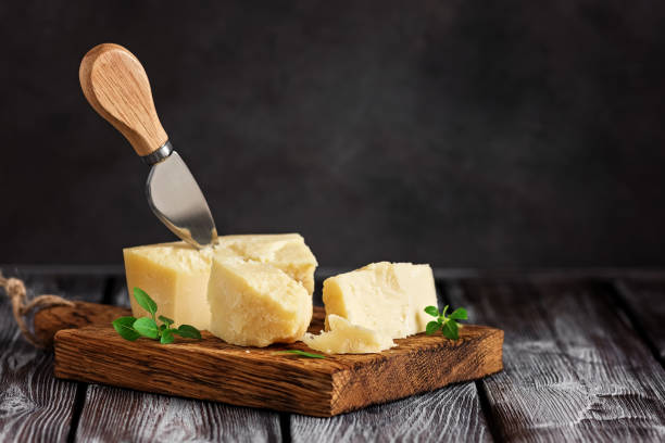 バジルの葉、素朴な木製のテーブルとまな板の上にパルメザンチーズ。選択的なフラス。 - basil plank food freshness ストックフォトと画像