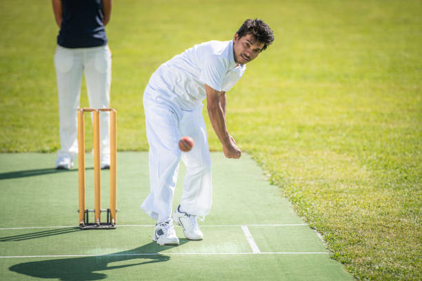 joueur de cricket jetant la bille - cricket bowler photos et images de collection