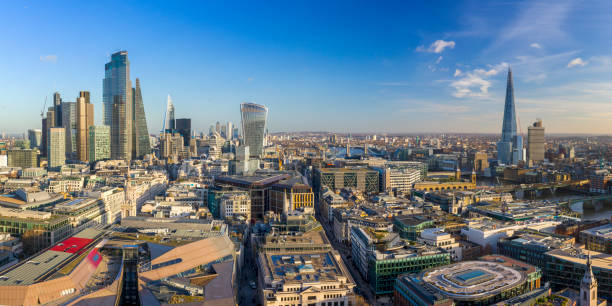 london skyline from financial district to tower bridge - crane skyline uk tower of london imagens e fotografias de stock