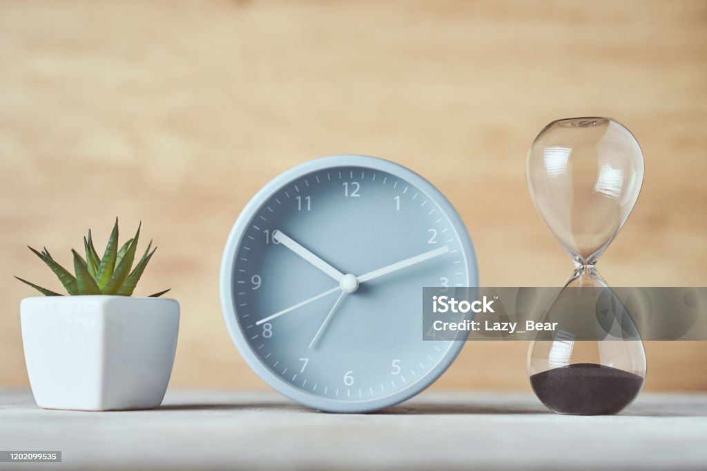 Hourglass, Wecker und Anlage auf dem Tisch, Nahaufnahme - Lizenzfrei Eieruhr Stock-Foto