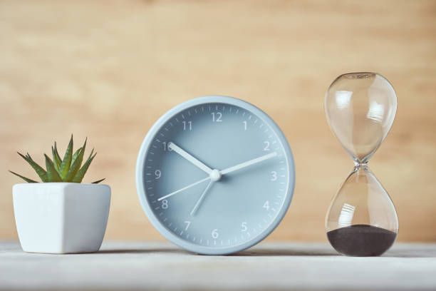 砂時計、目覚まし時計、テーブルの上の植物、クローズアップ - clock face clock antique number ストックフォトと画像