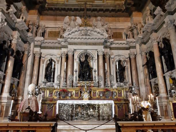 Nápoles Altar Mayor De La Capilla Del Tesoro De San Gennaro Foto de stock y  más banco de imágenes de Catedral - iStock