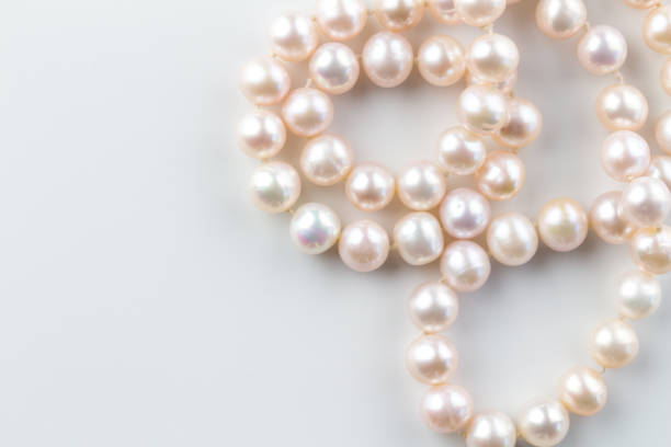 colar de pérolarosa rosa isolado em fundo branco - foto de vista superior de belas pérolas rosa reais - pearl shell jewelry gem - fotografias e filmes do acervo