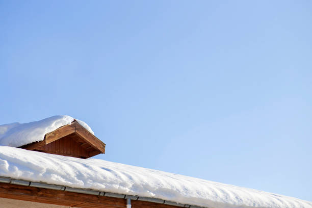 pozzanghera di neve sul tetto. - icicle hanging snow moving down foto e immagini stock