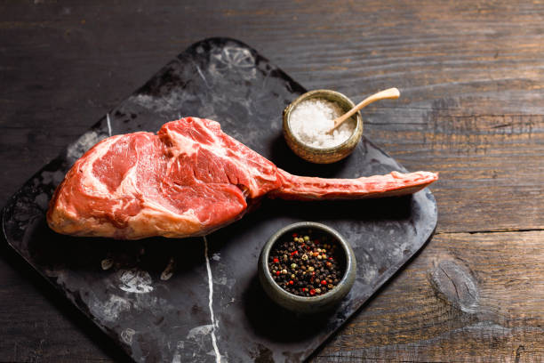 carne cruda - bistecca tomahawk - meat beef love heart shape foto e immagini stock