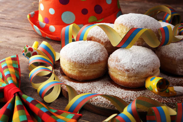 el azúcar en polvo de carnaval bebía rosquillas con serpentinas de papel. berliner alemán o krapfen para el carnaval - fasching fotografías e imágenes de stock
