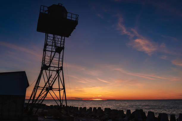 silueta de una torre que salva vidas en el mar hermosa puesta de sol en el fondo - lifeguard orange nature beach fotografías e imágenes de stock