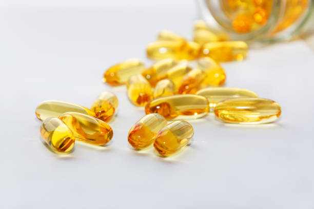 白い背景にタラ肝油オメガ3ゲルカプセル。 - fish oil vitamin pill cod liver oil nutritional supplement ストックフォトと画像