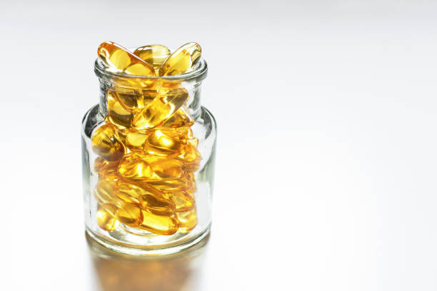 白い背景のボトルにタラ肝油オメガ3ゲルカプセル。 - fish oil vitamin pill cod liver oil nutritional supplement ストックフォトと画像