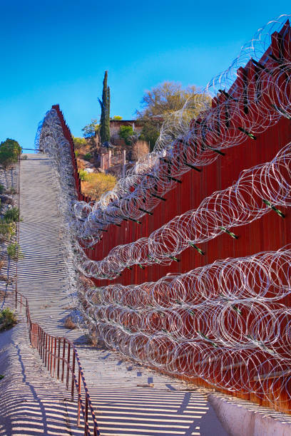 сша-мексиканская пограничная стена со слоями бритвенной проволоки в ногалесе аз - us state department фотографии стоковые фото и изображения