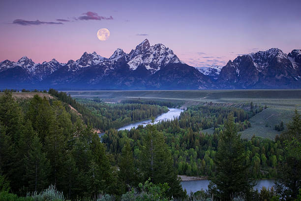 満月をテトンピーク - snake river grand teton river wyoming ストックフォトと画像