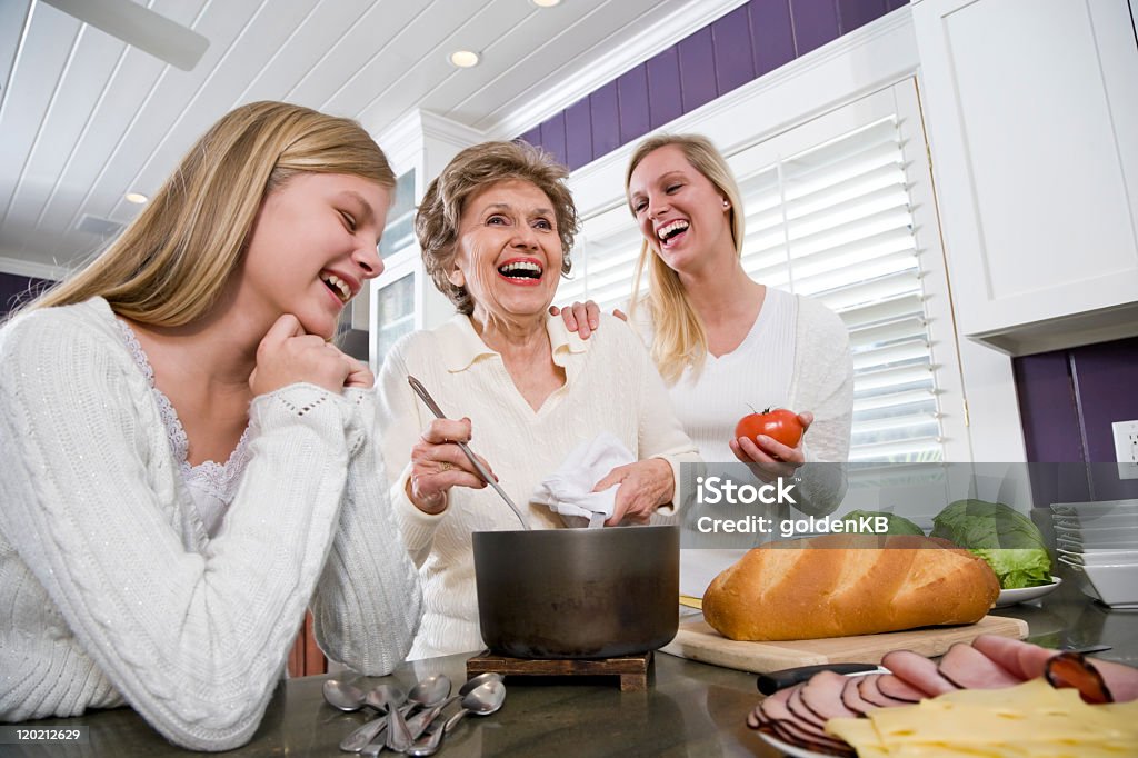Tre generazione famiglia in cucina cucinare pranzo - Foto stock royalty-free di Nonna