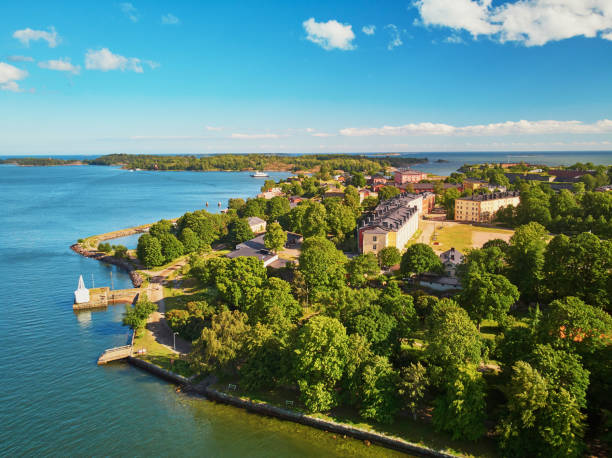 antiguo castillo en suomenlinna cerca de helsinki, finlandia, norte de europa - suomenlinna fotografías e imágenes de stock