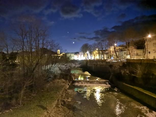 夕方の川沿い - riverside night reflection italy ストックフォトと画像