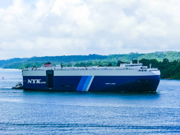 container cargo ship at panama canal. - panama canal panama global finance container ship imagens e fotografias de stock