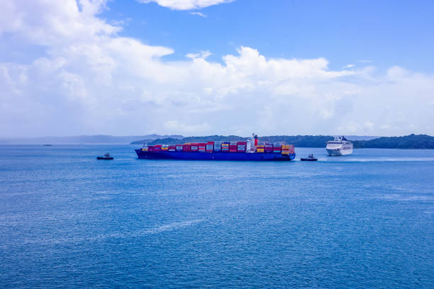 maersk line container cargo ship at panama canal. - panama canal panama global finance container ship imagens e fotografias de stock