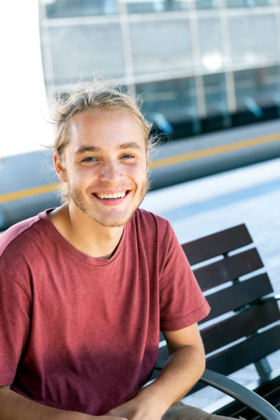 portret 19-letniego uśmiechniętego młodego mężczyzny, tło z kopią przestrzeni - 18 19 years happiness cheerful teenager zdjęcia i obrazy z banku zdjęć