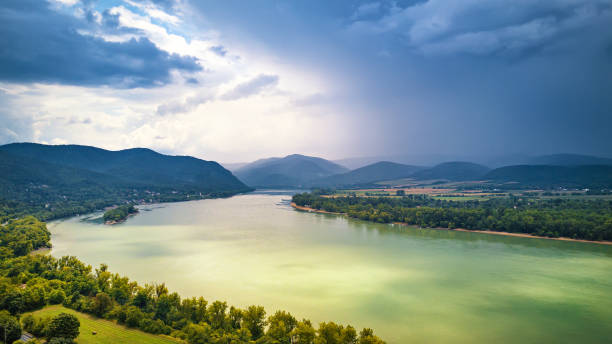 vue aérienne du danube. pluie d'été et temps orageux. - fleuve danube photos et images de collection