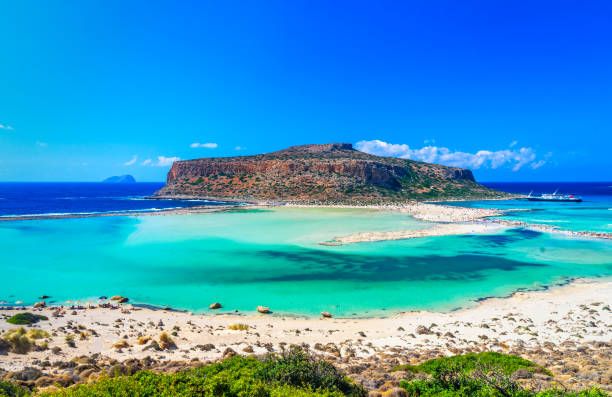 balos lagune, insel kreta, griechenland: panoramablick auf die lagune von balos und cap tigani im zentrum - balos lagoon stock-fotos und bilder