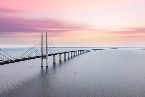 el puente de oresund entre copenhague dinamarca - malmo fotografías e imágenes de stock