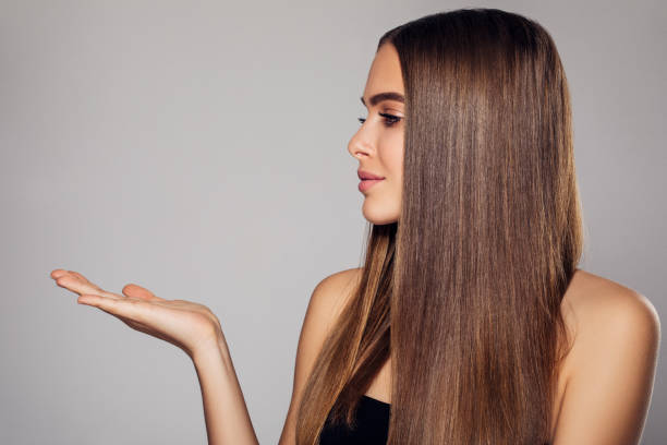 bella donna con i capelli lunghi - capelli lisci foto e immagini stock