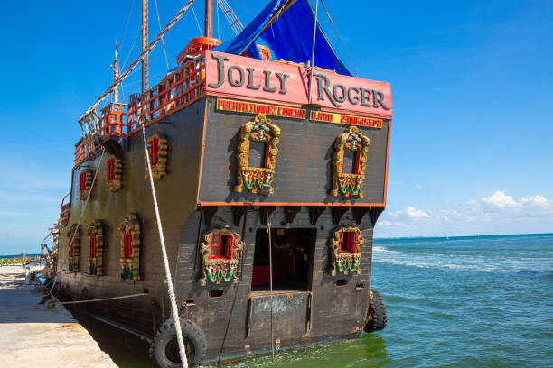 jolly roger pirate show and cruise entertaining public with a spectacular battle between pirates in the caribbean sea of the riviera maya - beach nautical vessel party clothing imagens e fotografias de stock