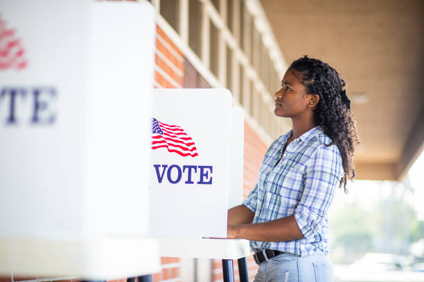 beautiful young black girl voting - jovens a votar imagens e fotografias de stock