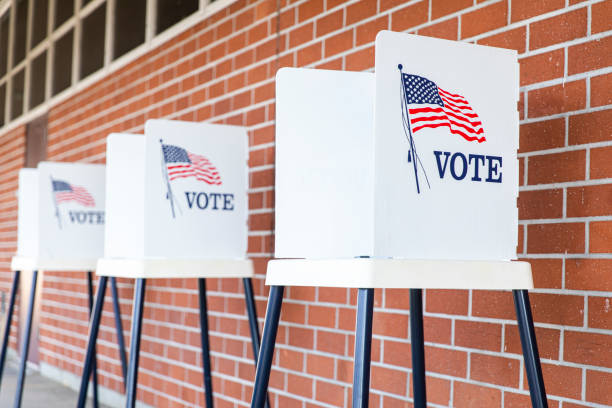 cabinas de votación sin gente - election fotografías e imágenes de stock