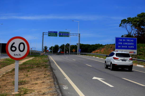 autostrada nella regione metropolitana di salvador - transitor foto e immagini stock