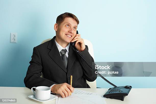 Negócios Homem A Falar Ao Telefone - Fotografias de stock e mais imagens de A usar um telefone - A usar um telefone, Adulto, Adulto de idade mediana